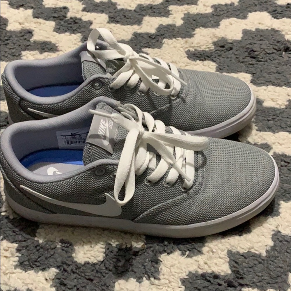 Women’s Nike Sneaker- New